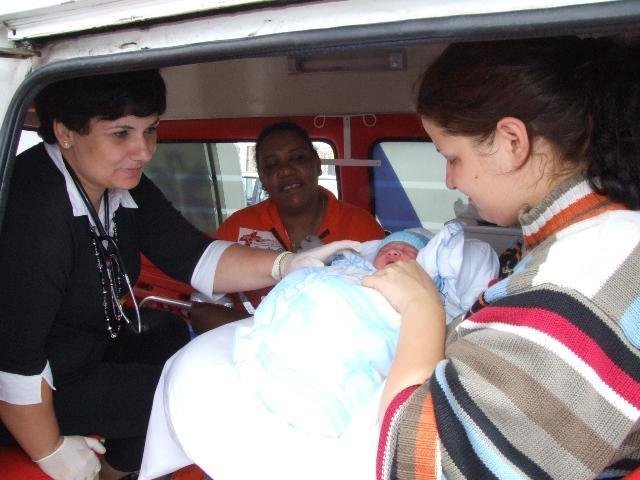 Menina nasceu saud&aacute;vel e com 44 cent&iacute;metros