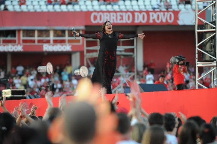 Faf&aacute; de Bel&eacute;m canta "Vermelho" e leva colorados ao del&iacute;rio