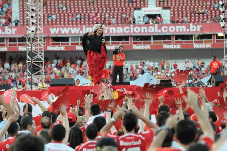 Cantora colocou um cocar e plateia aprovou