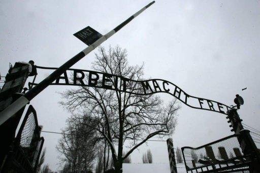Frase Arbeit macht frei &eacute; roubada da entrada de Auschwitz