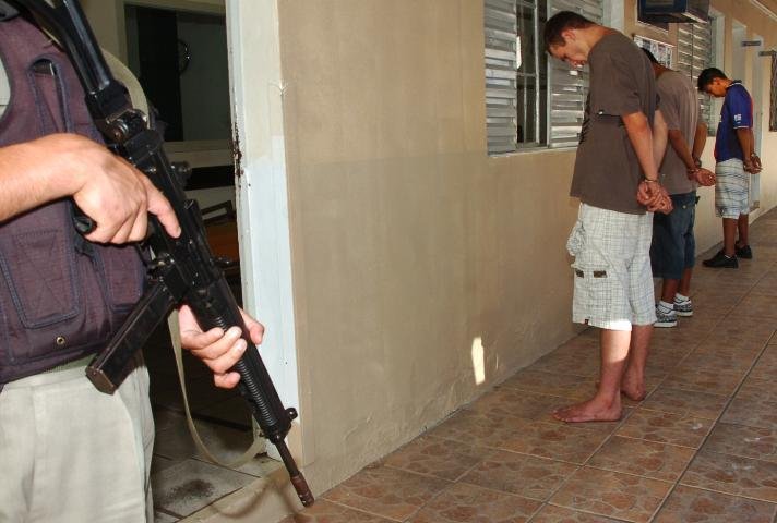 Tr&ecirc;s homens foram presos ap&oacute;s tiroteio com a Brigada Militar