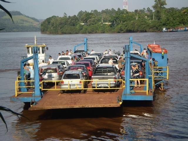 Balsas que fazem a travessia do rio Uruguai entre Porto Mau&aacute; e a cidade argentina de Alba Posse lotaram de turistas que v&atilde;o comprar no pa&iacute;s vizinho