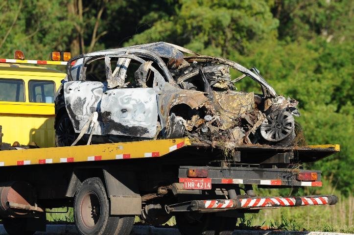 Dois homens morreram carbonizados nesta madrugada em colis&atilde;o na freeway