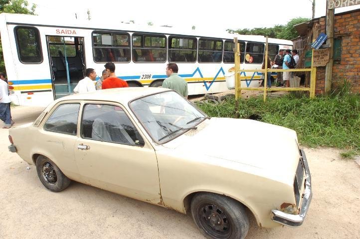 &Ocirc;nibus invade borracharia na zona Sul da Capital