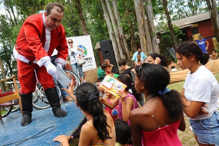 Alexandre Mota entregou presentes &agrave;s crian&ccedil;as do Lar Esperan&ccedil;a