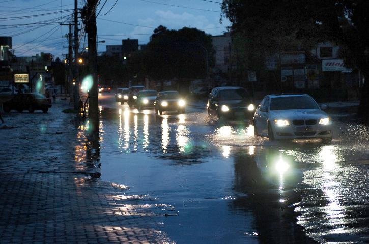Avenida Otto Niemeyer ficou alagada neste domingo