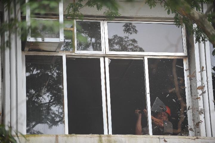 Dezesseis bombeiros trabalharam no combate ao inc&ecirc;ndio