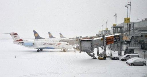 O aeroporto de Dusseldorf, o terceiro maior do pa&iacute;s, fechou neste domingo