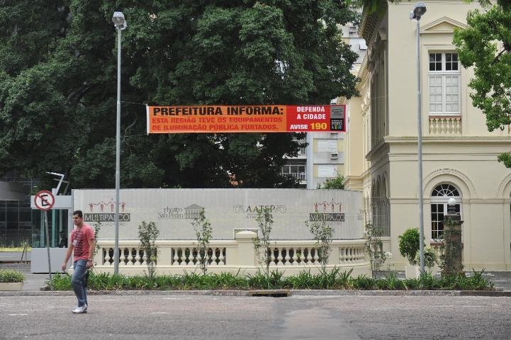 Uma das faixas foi exposta entre o Theatro S&atilde;o Pedro e o Multipalco
