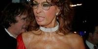Atriz Sophia Loren diz que sofreu muito com agressão a Berlusconi