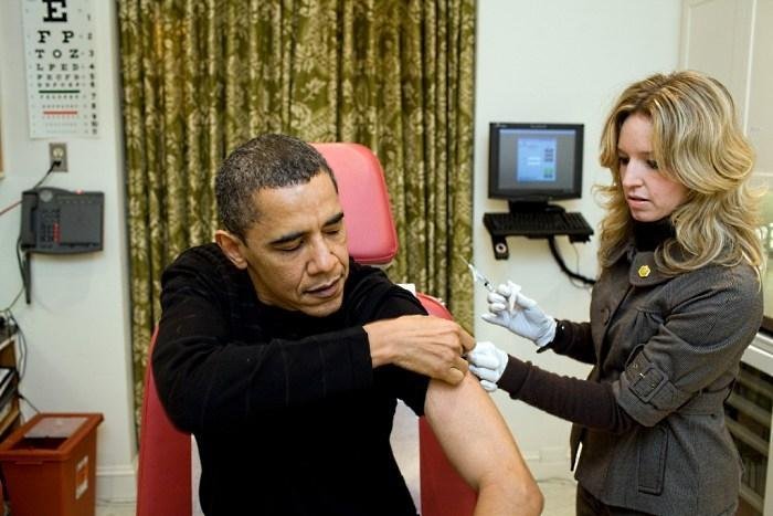 Obama toma vacina contra gripe su&iacute;na