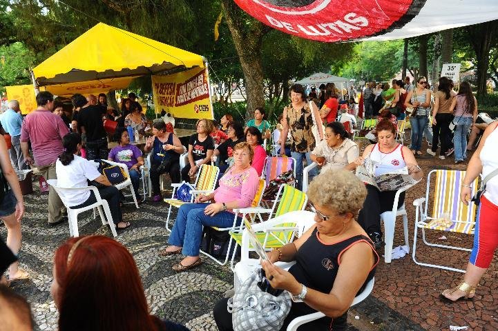 Professores continuam em vig&iacute;lia na Pra&ccedil;a da Matriz