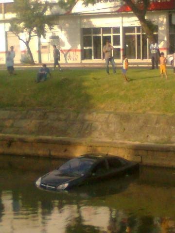 Citro&euml;n caiu no arroio no fim da tarde. Foto: Bruno Bertuzzi