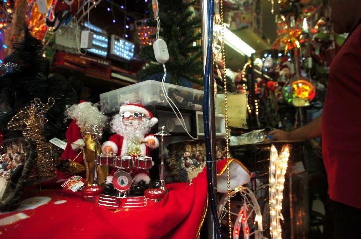 &Agrave;s v&eacute;speras do Natal, popula&ccedil;&atilde;o ainda corre atr&aacute;s de enfeites