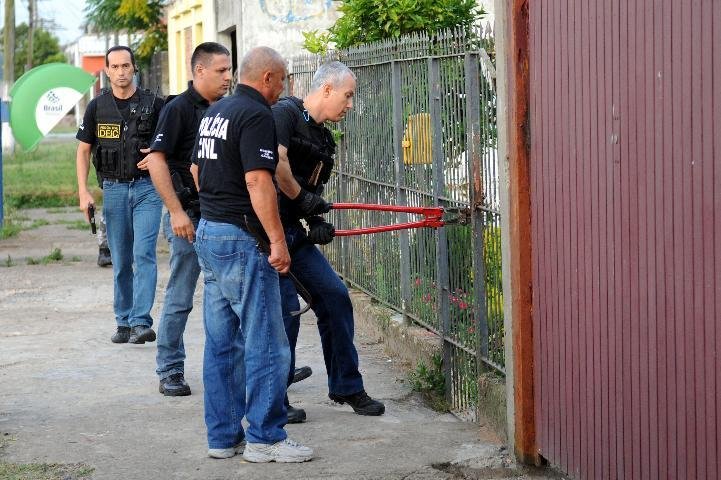 Pol&iacute;cia abre port&atilde;o com ferramenta