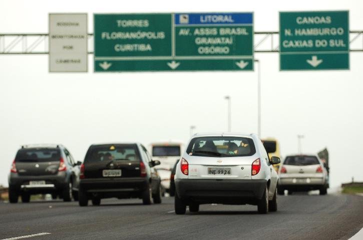 Tr&acirc;nsito segue lento na regi&atilde;o central de Porto Alegre