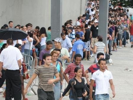 Idosos e gr&aacute;vidas s&atilde;o contratados para furar fila da compra de ingressos para show da Beyonc&eacute;
