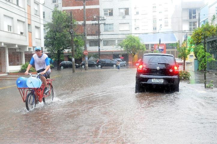V&aacute;rios pontos da cidade ficaram alagados