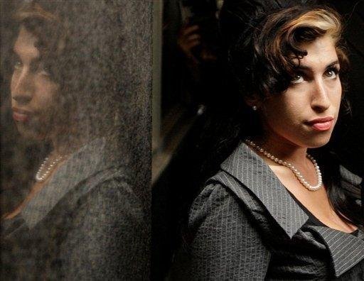 Amy Winehouse &eacute; detida por agress&atilde;o