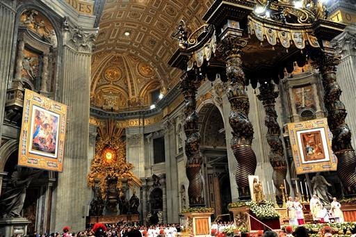 Bas&iacute;lica de S&atilde;o Pedro bastante decorada para a Missa