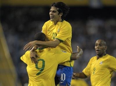 Kak&aacute; pede prepara&ccedil;&atilde;o e calma ao Brasil antes da Copa