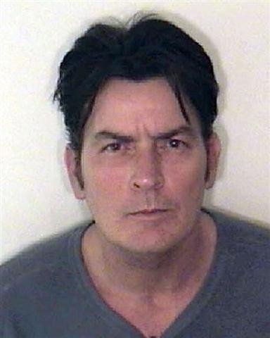Charlie Sheen passa Natal na cadeia acusado de viol&ecirc;ncia dom&eacute;stica