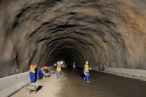 Impasses jur&iacute;dicos e chuvas atrasaram a obra e dobraram o custo final