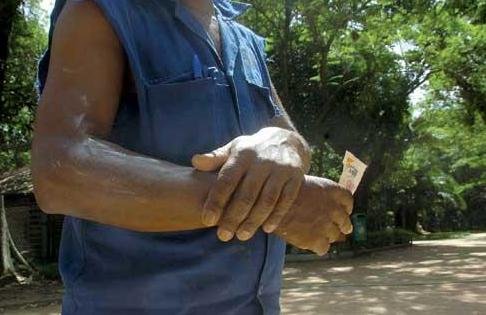 Sociedade Brasileira de Dermatologia quer tornar obrigat&oacute;rio uso e distribui&ccedil;&atilde;o do filtro solar para quem trabalha exposto ao sol