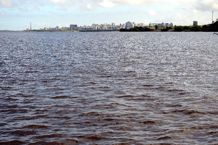 N&iacute;vel do Gua&iacute;ba permanece acima do normal