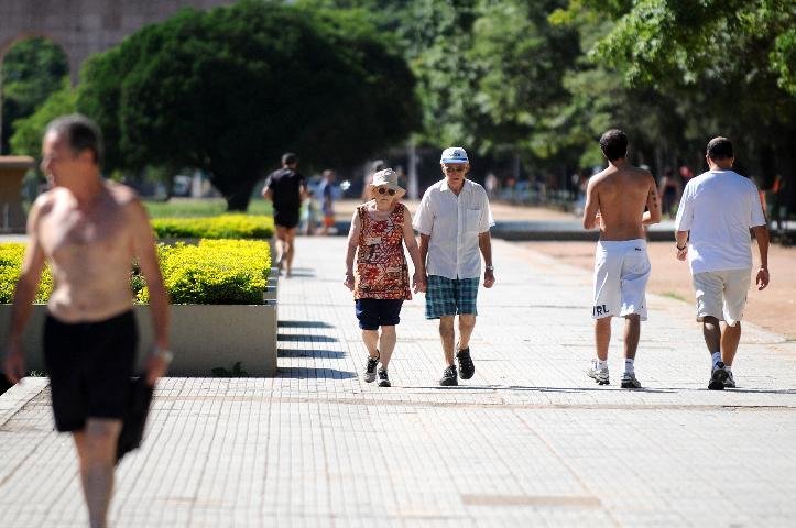 Muitas pessoas aproveitaram o tempo bom para caminhar no Parque da Reden&ccedil;&atilde;o