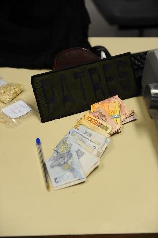 Jovem &eacute; preso vendendo drogas na Capital