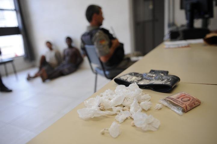 Drogas e dinheiro foram apreendidos pela BM
