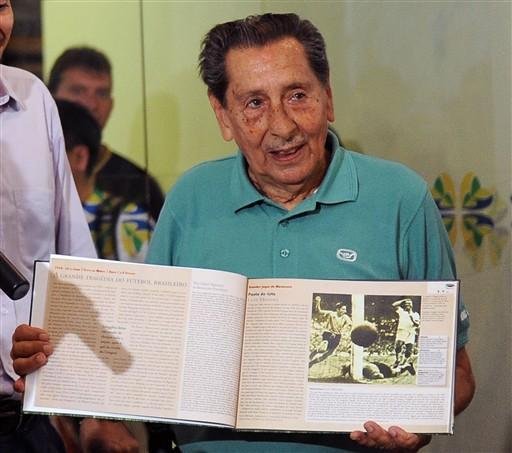 Ghiggia mostra livro ganho da Secretaria de Turismo