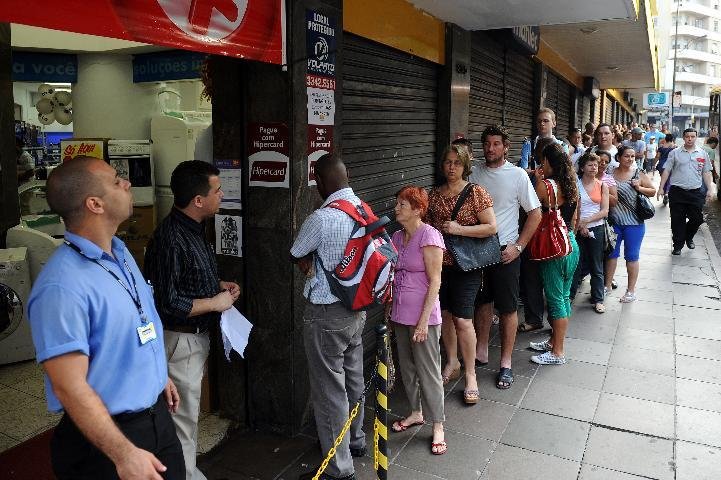 Descontos de at&eacute; 70% atraem consumidores na Capital