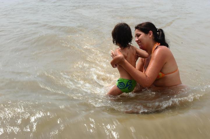 Veranistas preferem ficar dentro do mar em fun&ccedil;&atilde;o do tempo abafado