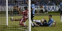 Apesar da pressão, Grêmio não sai do 0 a 0 contra o Universidad de Chile