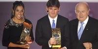 Marta e Messi receberam a bola de ouro da Fifa