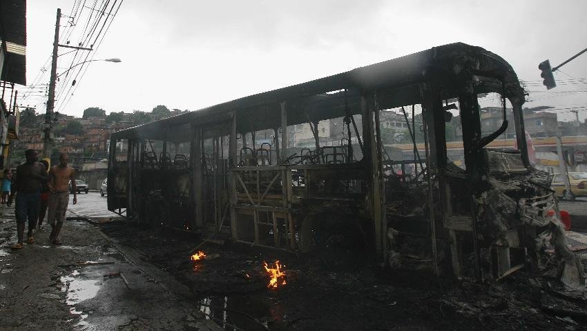 &Ocirc;nibus s&atilde;o incendiados no Rio depois de morte de criminoso