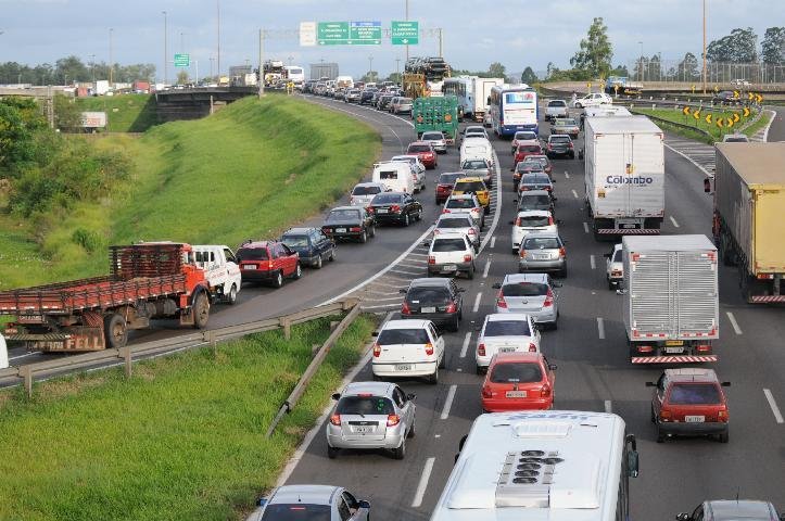 Em foto tirada &agrave;s 18h30min, movimento em dire&ccedil;&atilde;o ao litoral j&aacute; era grande