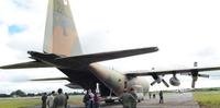 Avião da FAB resgata 33 brasileiros em Albina