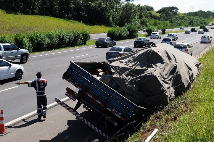 Caminh&atilde;o furou o pneu e foi desviado para o acostamento