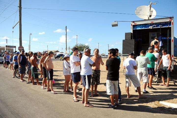 Muitas pessoas fizeram fila no Litoral para apostar 