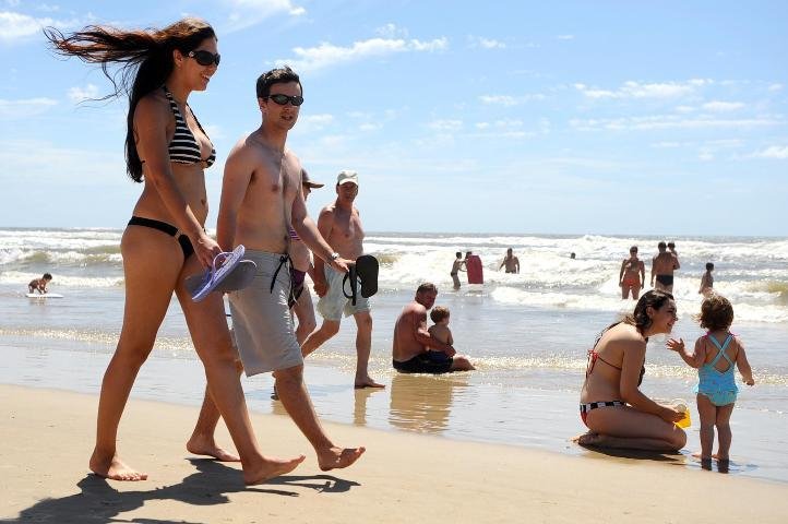 Banhistas aproveitam tarde ensolarada no Litoral Norte