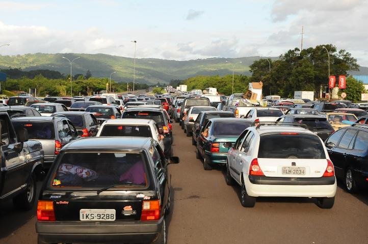 Freeway segue congestionada no fim da tarde em dire&ccedil;&atilde;o ao Litoral Norte