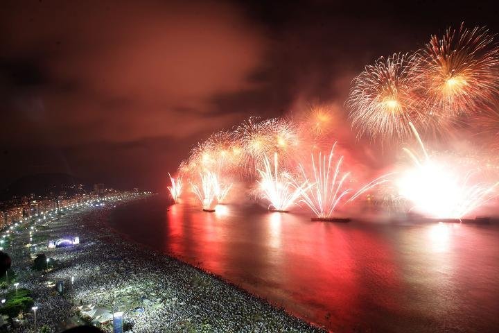 Milh&otilde;es de pessoas acompanharam a queima de fogos