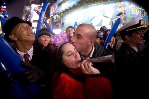 Em Nova York, a Pra&ccedil;a Times Square recebeu mais de um milh&atilde;o de pessoas para a tradicional contagem regressiva