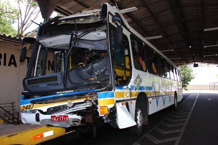 &Ocirc;nibus bateu contra uma &aacute;rvore na avenida Nonoai