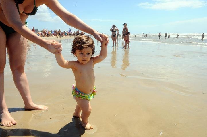 Fam&iacute;lias se refrescam &agrave; beira-mar