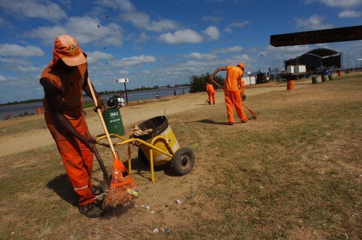 Garis recolhem detritos deixados na festa de Ano-Novo