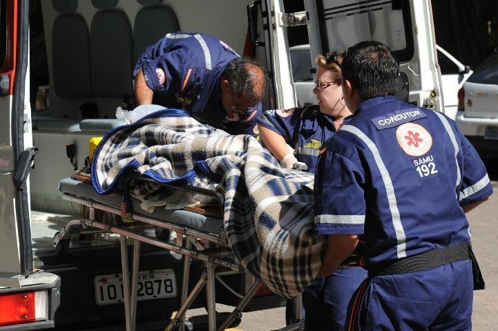Bruna Kaiser Pereira, 12 anos, irm&atilde; da v&iacute;tima, chega ao Hospital da Crian&ccedil;a em Porto Alegre